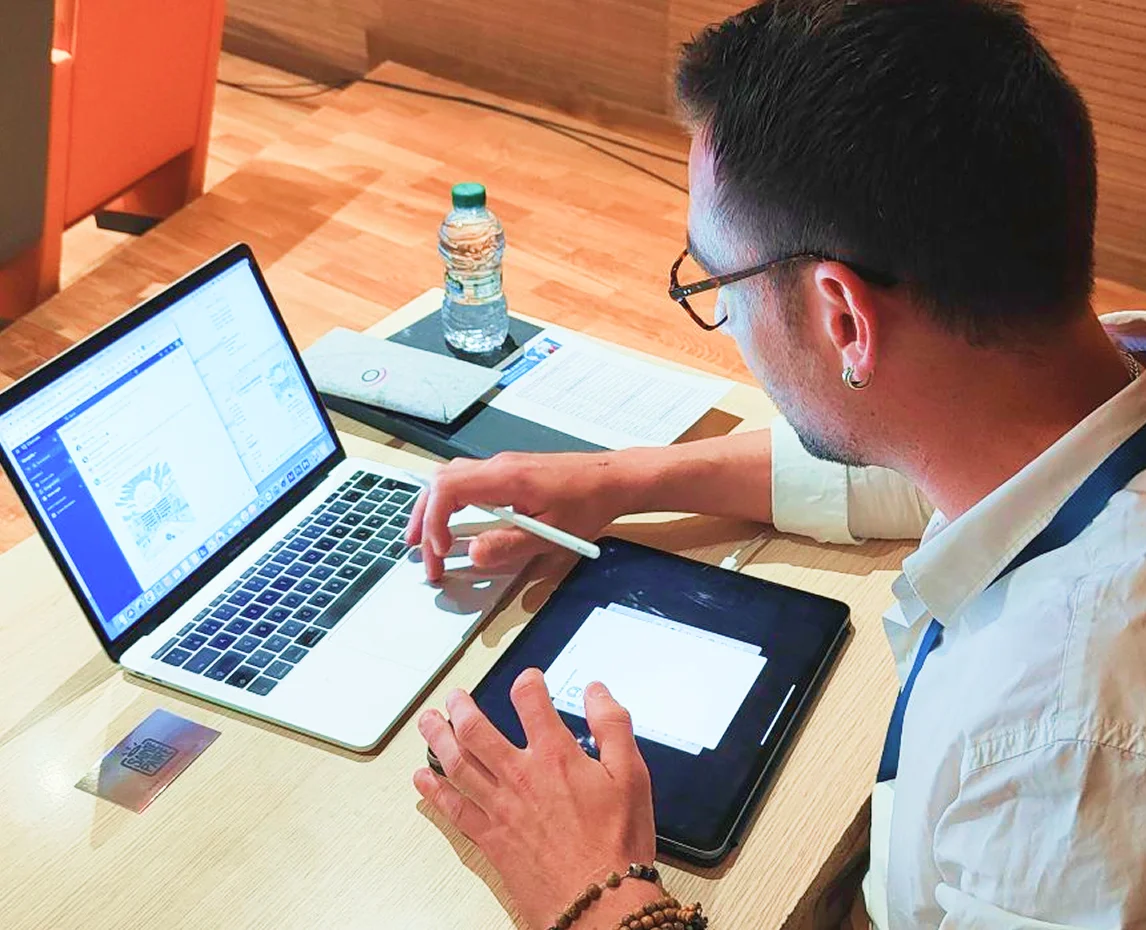 homme qui réalise une facilitation graphique sur tablette
