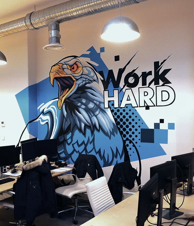 photo d'une fresque murale avec un aigle bleu 